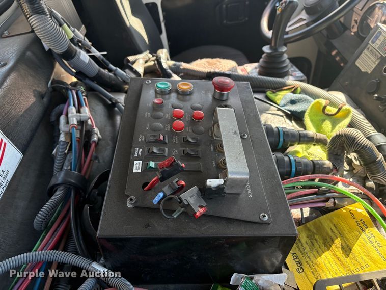 image for item DT2842 2011 Mack LEU613 refuse truck