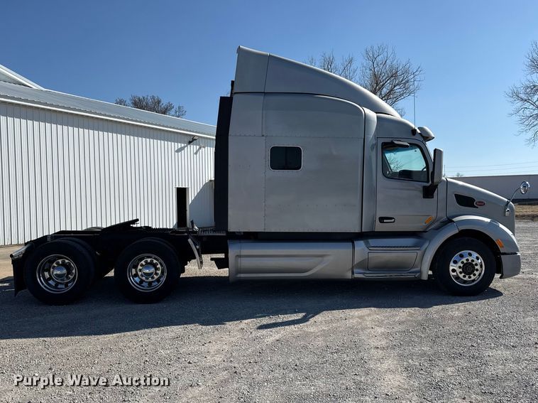 image for item DZ4391 2014 Peterbilt 579 semi truck