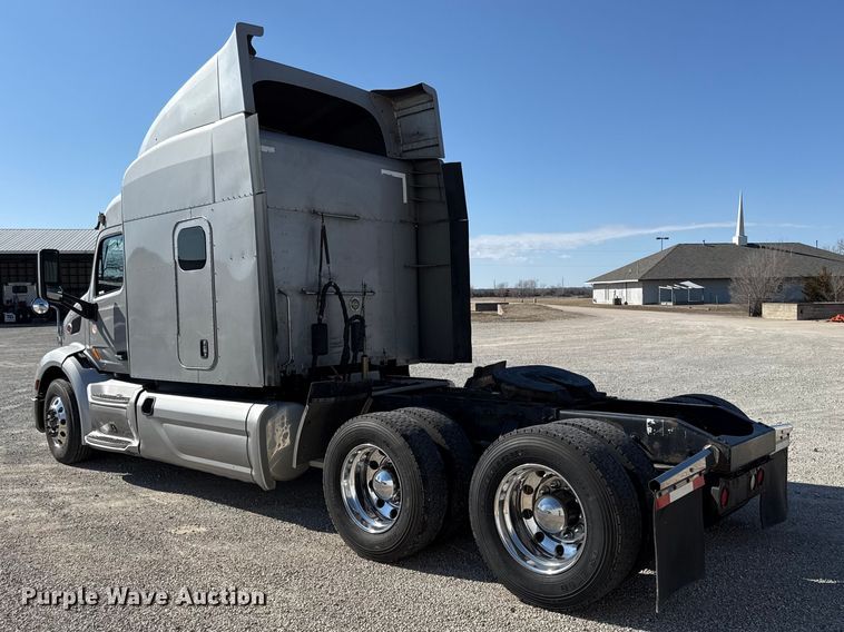 image for item DZ4391 2014 Peterbilt 579 semi truck