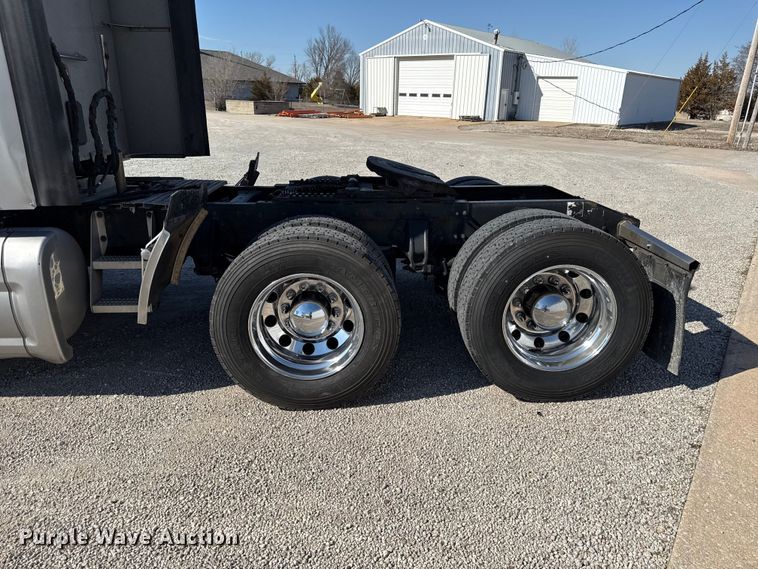 image for item DZ4391 2014 Peterbilt 579 semi truck