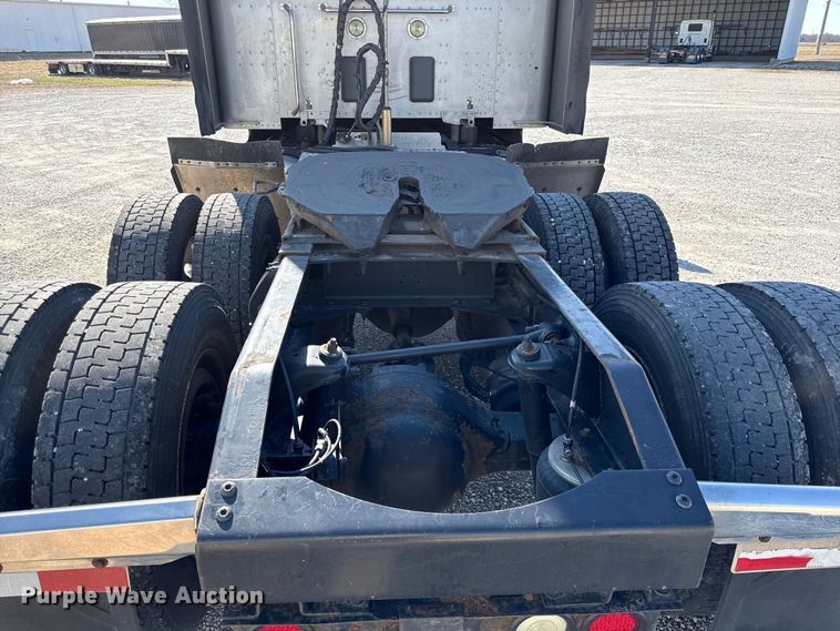 image for item DZ4391 2014 Peterbilt 579 semi truck
