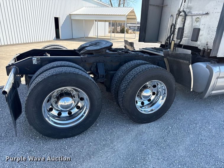 image for item DZ4391 2014 Peterbilt 579 semi truck