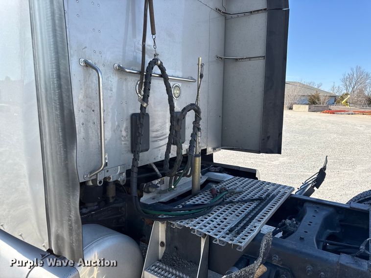 image for item DZ4391 2014 Peterbilt 579 semi truck