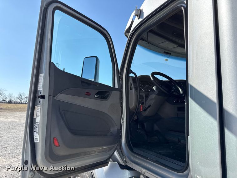 image for item DZ4391 2014 Peterbilt 579 semi truck