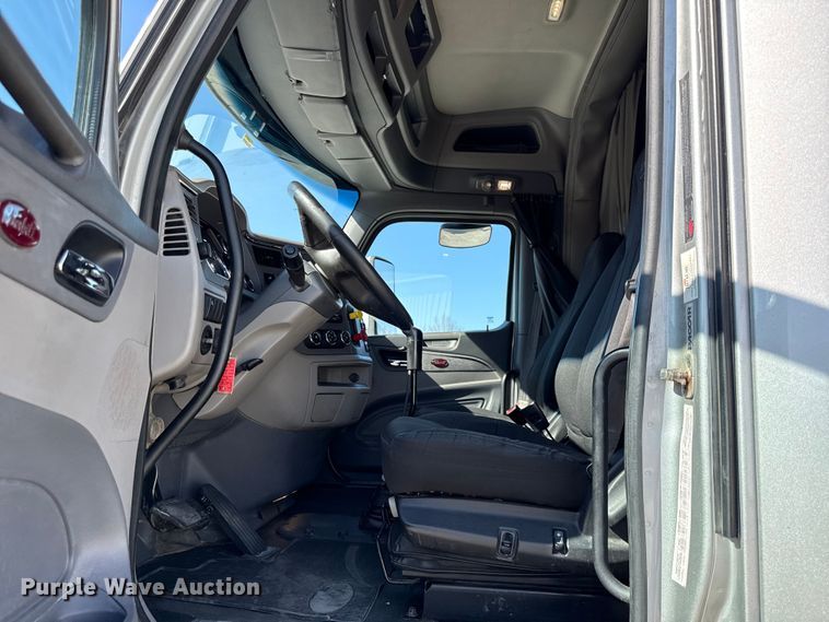 image for item DZ4391 2014 Peterbilt 579 semi truck