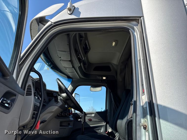 image for item DZ4391 2014 Peterbilt 579 semi truck