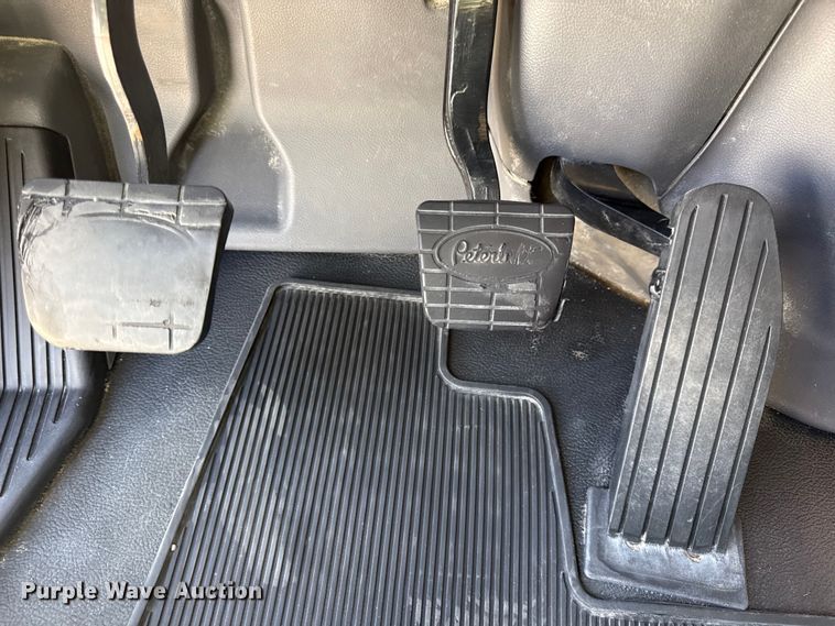 image for item DZ4391 2014 Peterbilt 579 semi truck