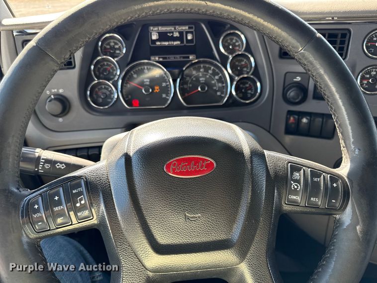 image for item DZ4391 2014 Peterbilt 579 semi truck