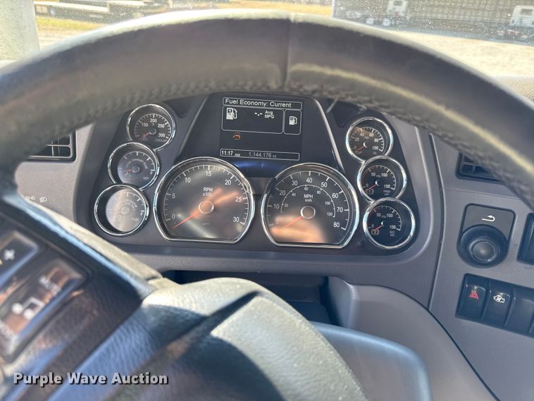 image for item DZ4391 2014 Peterbilt 579 semi truck