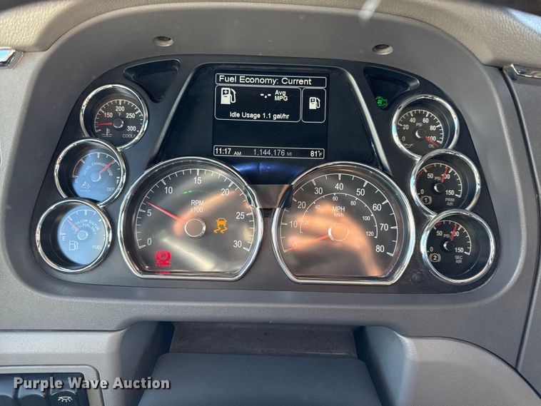 image for item DZ4391 2014 Peterbilt 579 semi truck