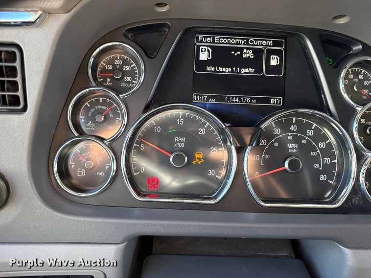 image for item DZ4391 2014 Peterbilt 579 semi truck