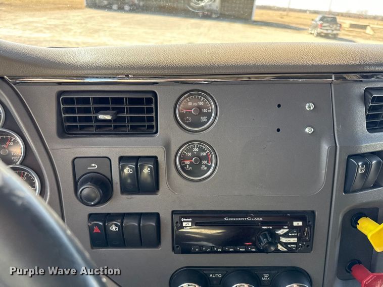 image for item DZ4391 2014 Peterbilt 579 semi truck