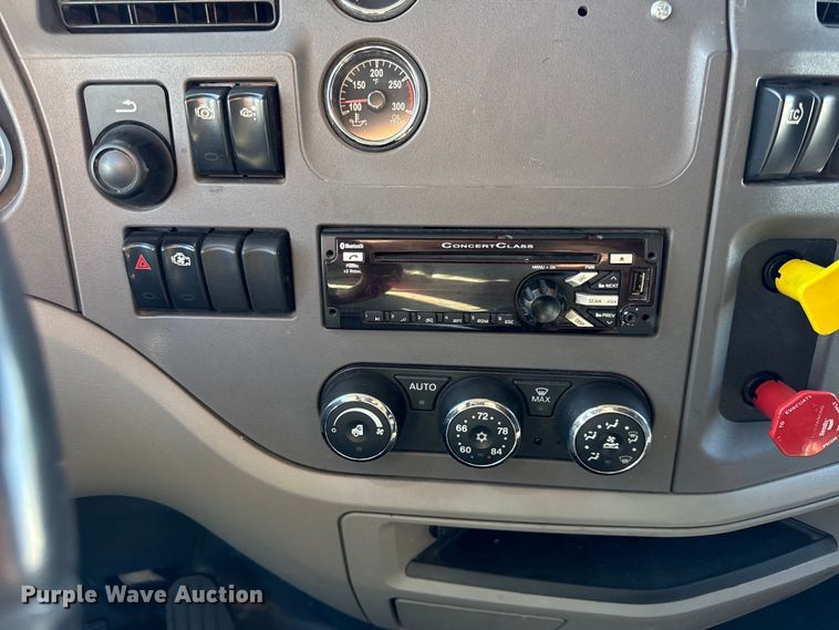 image for item DZ4391 2014 Peterbilt 579 semi truck