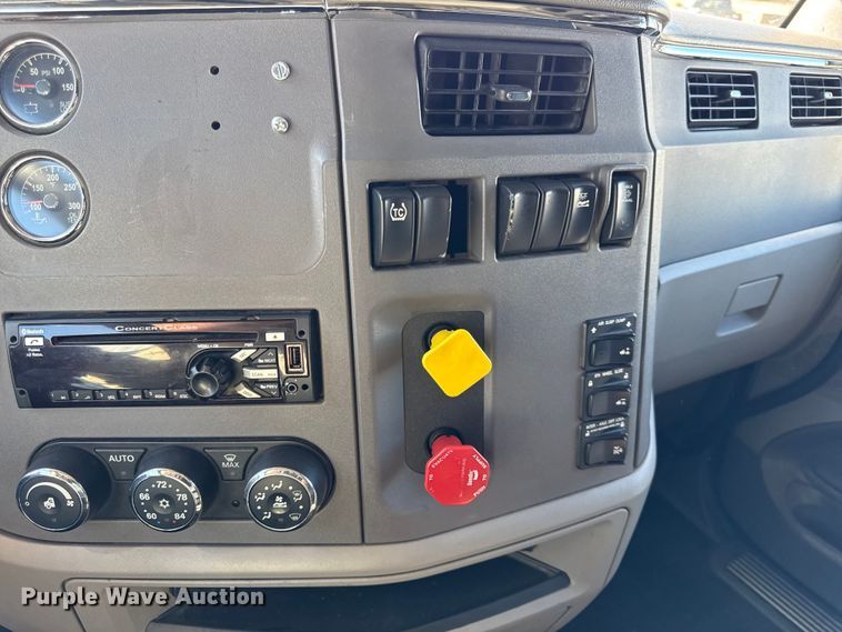 image for item DZ4391 2014 Peterbilt 579 semi truck