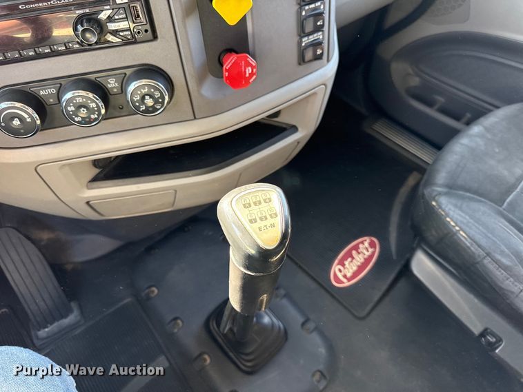 image for item DZ4391 2014 Peterbilt 579 semi truck