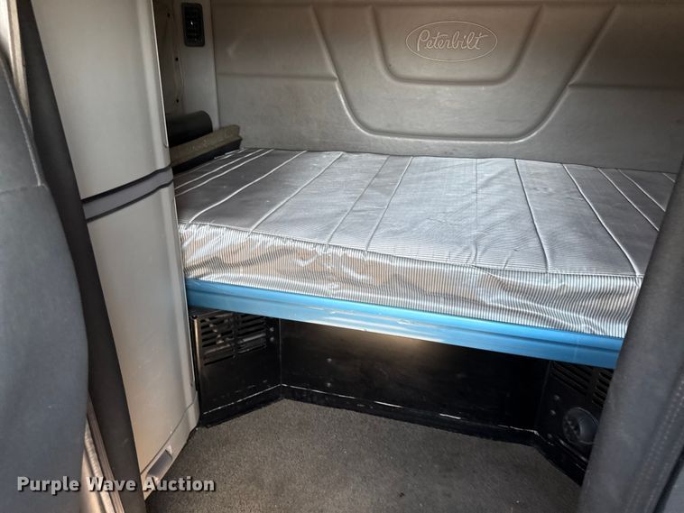 image for item DZ4391 2014 Peterbilt 579 semi truck