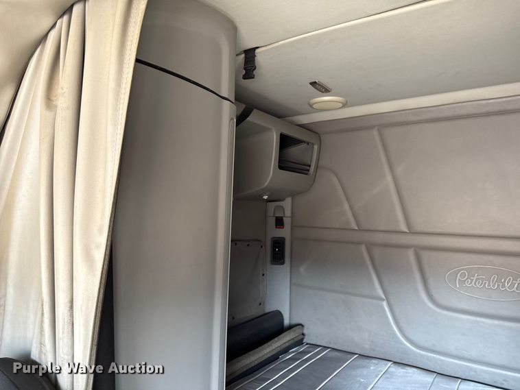 image for item DZ4391 2014 Peterbilt 579 semi truck