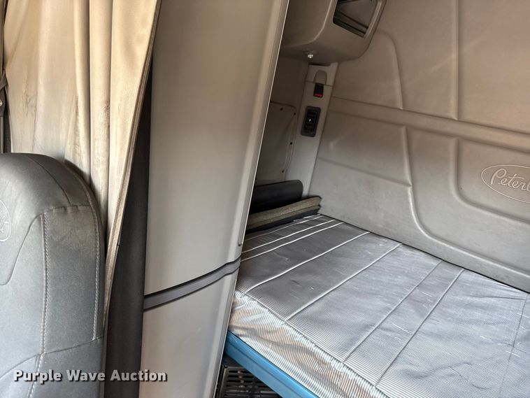 image for item DZ4391 2014 Peterbilt 579 semi truck