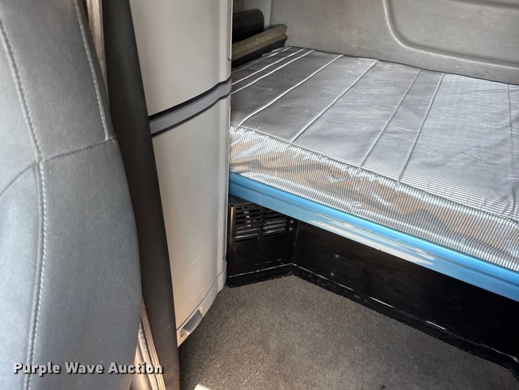 image for item DZ4391 2014 Peterbilt 579 semi truck