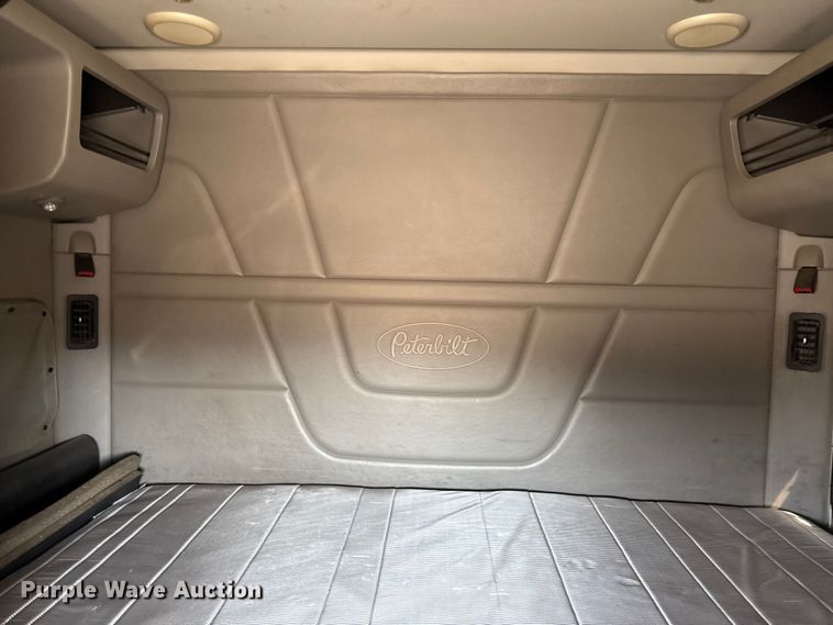 image for item DZ4391 2014 Peterbilt 579 semi truck