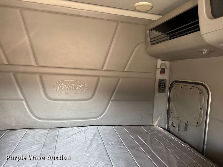 image for item DZ4391 2014 Peterbilt 579 semi truck