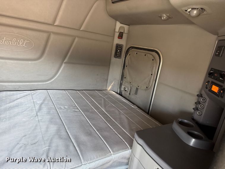 image for item DZ4391 2014 Peterbilt 579 semi truck