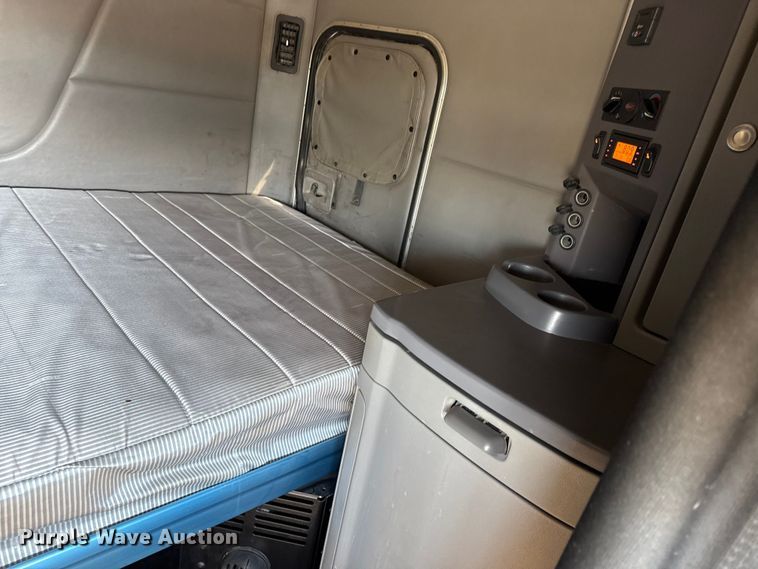 image for item DZ4391 2014 Peterbilt 579 semi truck