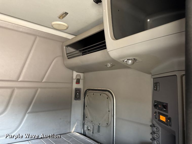 image for item DZ4391 2014 Peterbilt 579 semi truck