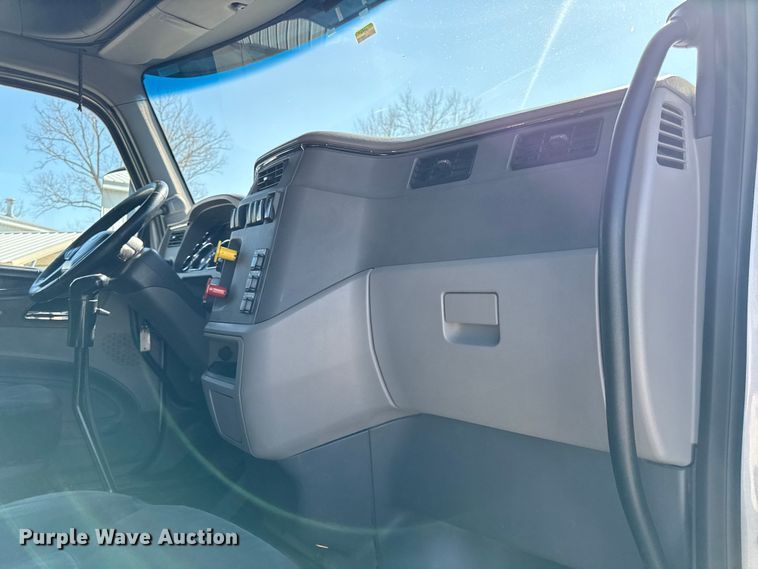 image for item DZ4391 2014 Peterbilt 579 semi truck