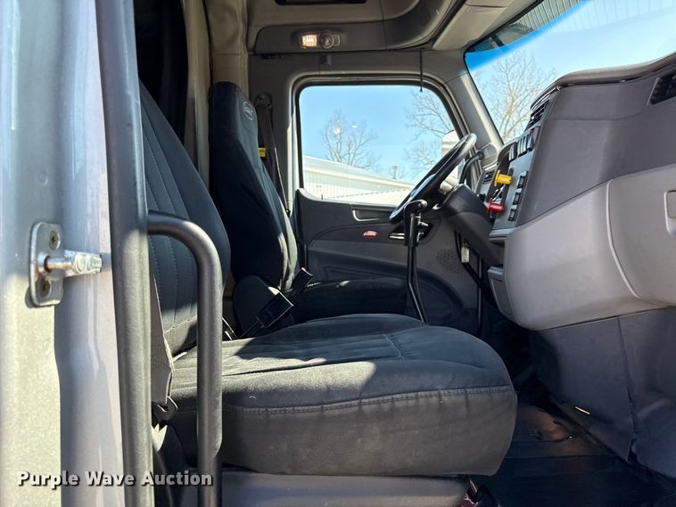 image for item DZ4391 2014 Peterbilt 579 semi truck