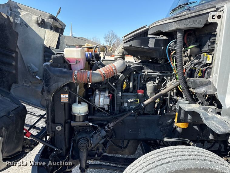 image for item DZ4391 2014 Peterbilt 579 semi truck