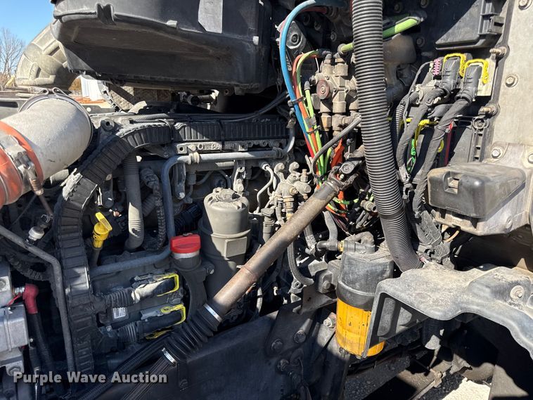 image for item DZ4391 2014 Peterbilt 579 semi truck