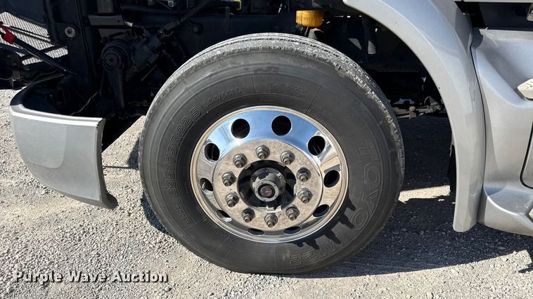 image for item DZ4391 2014 Peterbilt 579 semi truck