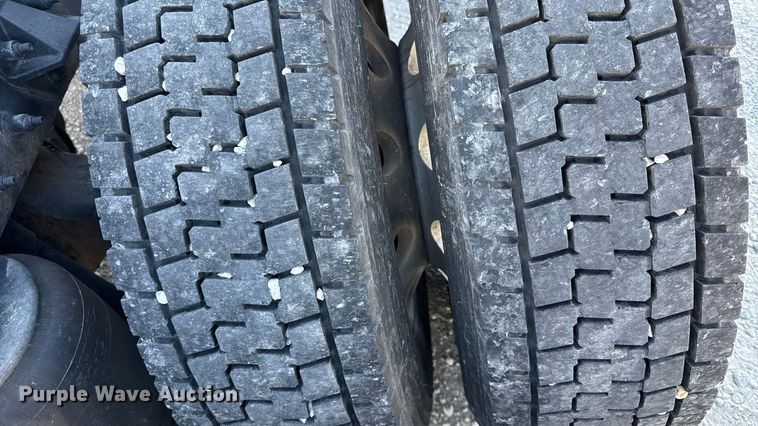 image for item DZ4391 2014 Peterbilt 579 semi truck