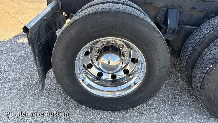 image for item DZ4391 2014 Peterbilt 579 semi truck