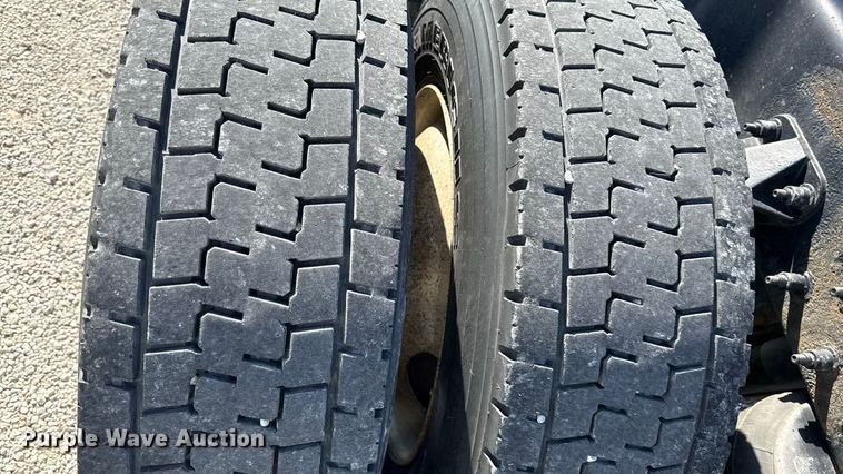 image for item DZ4391 2014 Peterbilt 579 semi truck