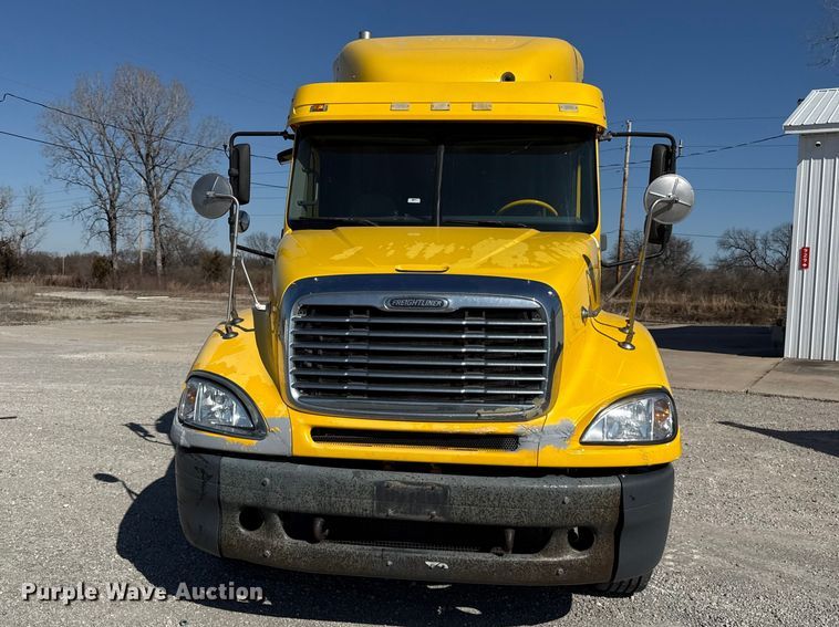 image for item DZ4392 2005 Freightliner Columbia semi truck