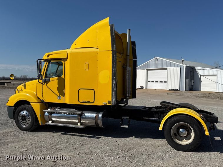 image for item DZ4392 2005 Freightliner Columbia semi truck