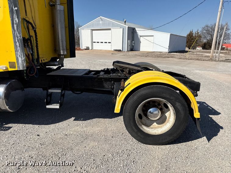 image for item DZ4392 2005 Freightliner Columbia semi truck