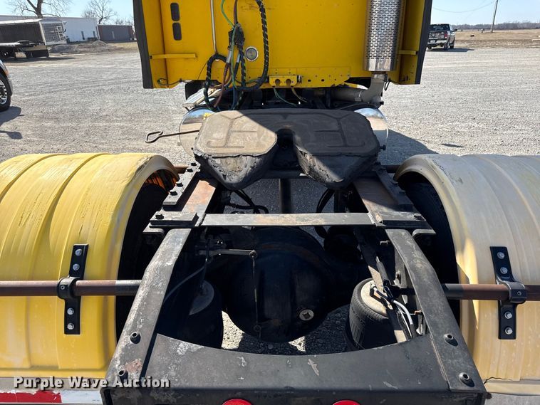 image for item DZ4392 2005 Freightliner Columbia semi truck