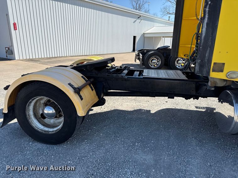 image for item DZ4392 2005 Freightliner Columbia semi truck