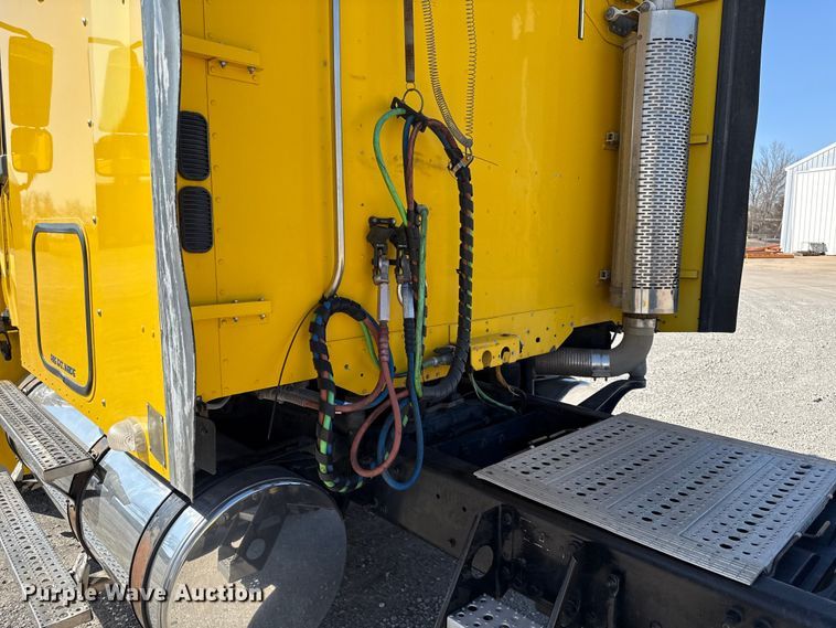 image for item DZ4392 2005 Freightliner Columbia semi truck