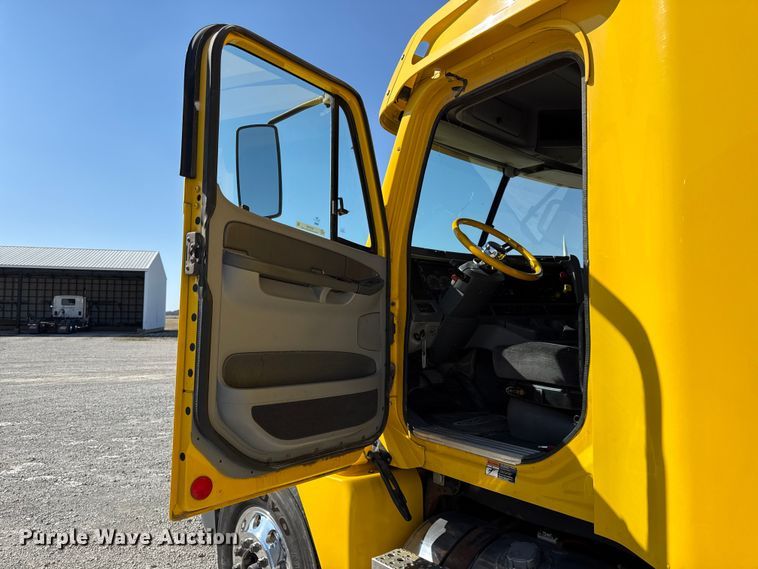 image for item DZ4392 2005 Freightliner Columbia semi truck