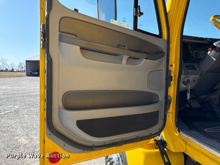 image for item DZ4392 2005 Freightliner Columbia semi truck