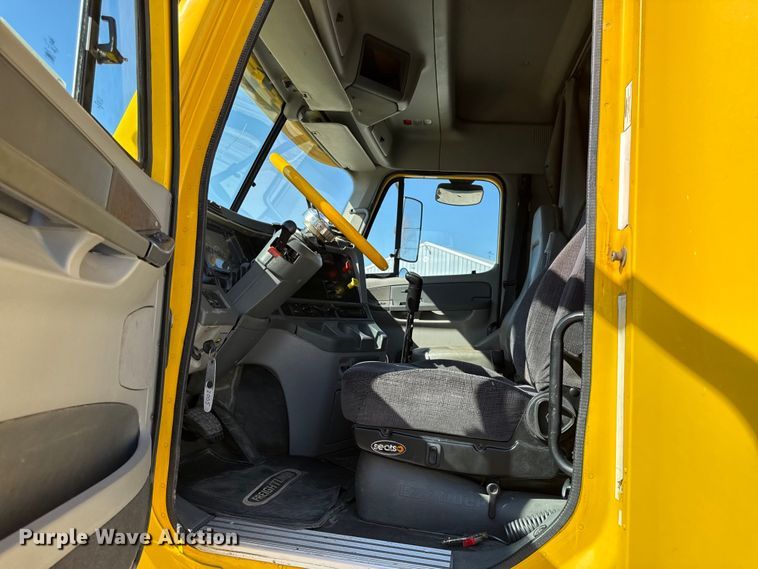 image for item DZ4392 2005 Freightliner Columbia semi truck