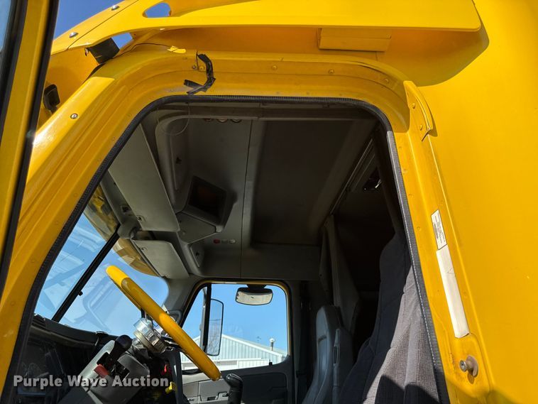 image for item DZ4392 2005 Freightliner Columbia semi truck