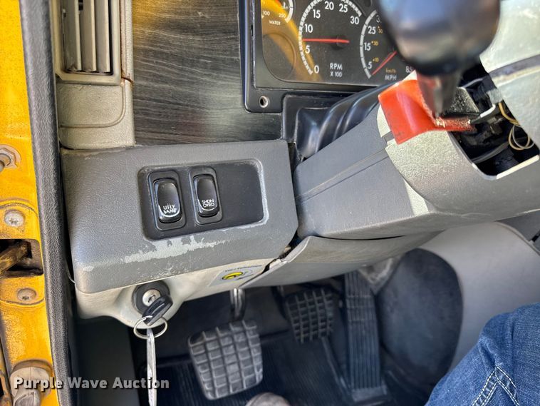 image for item DZ4392 2005 Freightliner Columbia semi truck