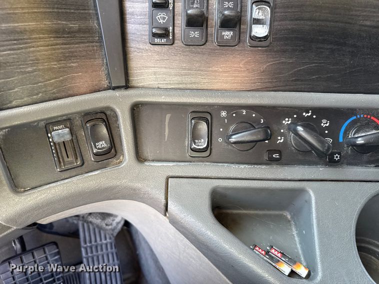 image for item DZ4392 2005 Freightliner Columbia semi truck