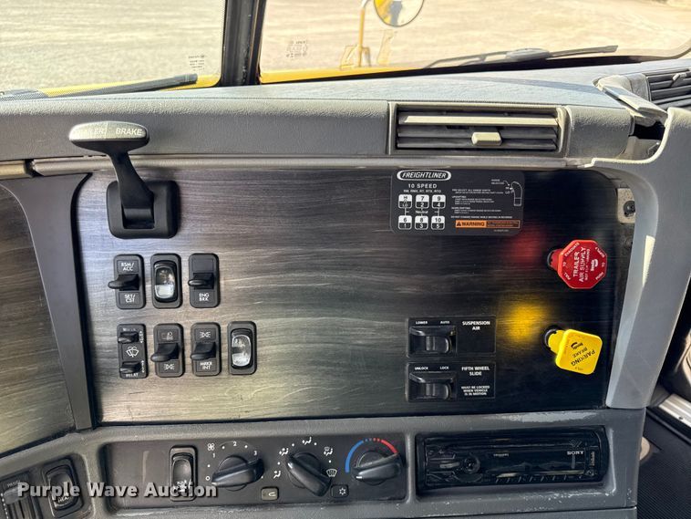 image for item DZ4392 2005 Freightliner Columbia semi truck