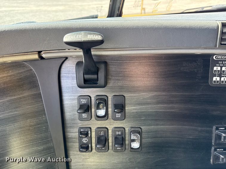 image for item DZ4392 2005 Freightliner Columbia semi truck